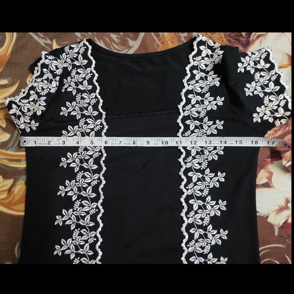 ❌SOLD❌Black & White Embroidered Top 🖤 - Picture 10 of 10